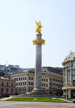 Georgien Reisen - Goldene Statue des Heiligen Georg